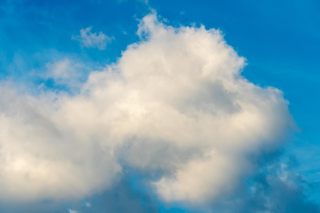 nubes blancas contra un cielo azul