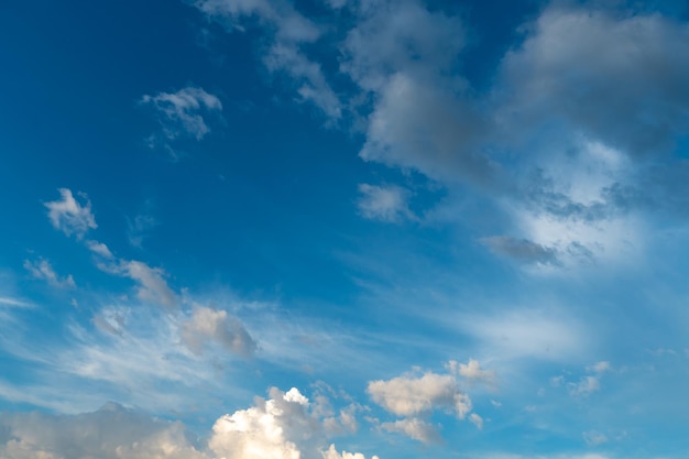 nubes blancas contra un cielo azul