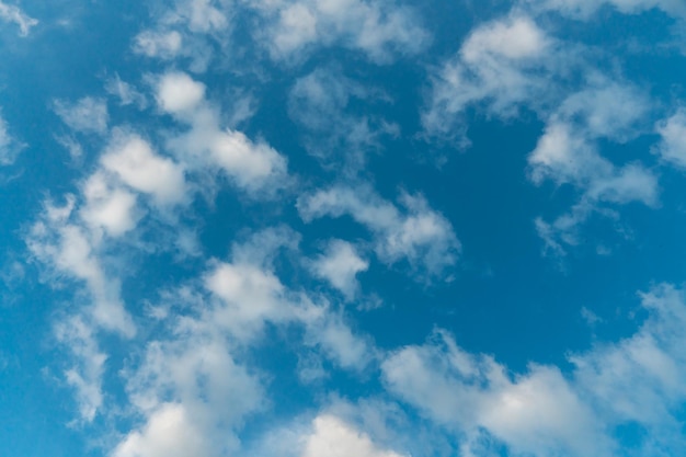 nubes blancas contra un cielo azul