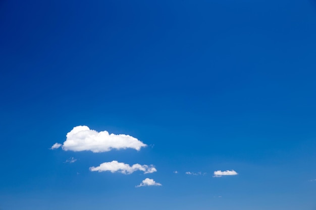 Nubes blancas contra el cielo azul