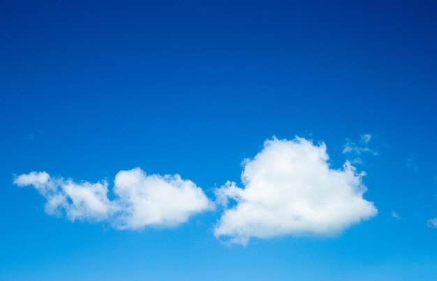 Nubes blancas contra el cielo azul