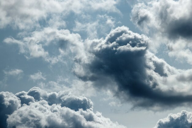 nubes blancas contra un cielo azul