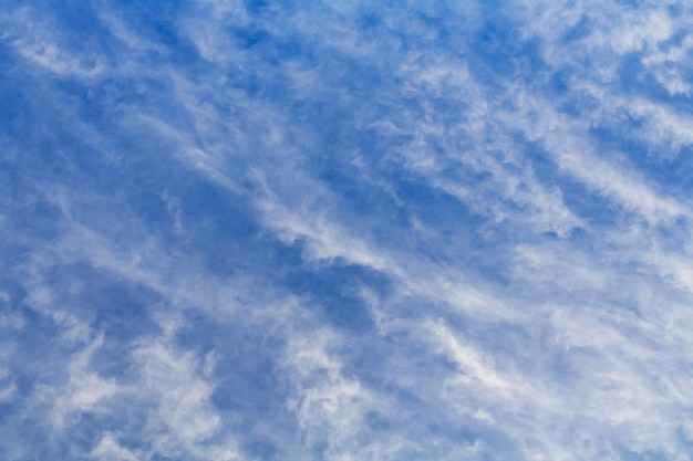 Nubes blancas contra el fondo azul del cielo