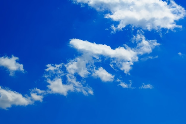 Nubes blancas contra el hermoso cielo azul oscuro.