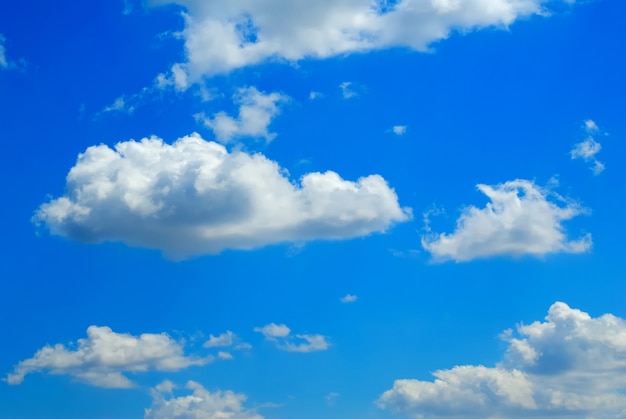 Nubes blancas contra el hermoso cielo azul oscuro.