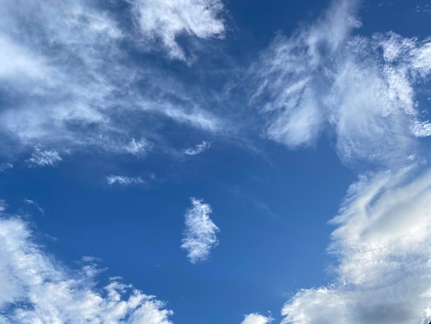 Nubes blancas con espacio de copia de fondo de cielo azul.