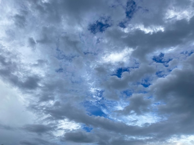 Nubes blancas con espacio de copia de fondo del cielo.