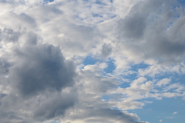 nubes blancas y esponjosas en un cielo azul brillante