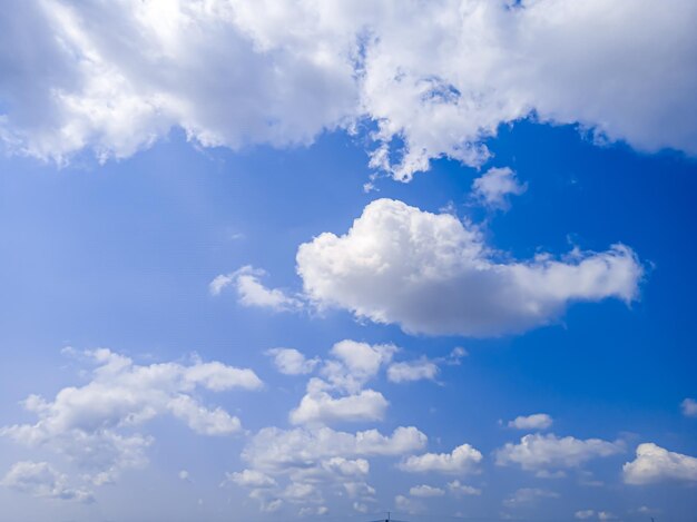 Foto nubes blancas esponjosas en un cielo azul claro cielo nuboso en verano el concepto de fondo de la naturaleza del cielo se centra en la nube