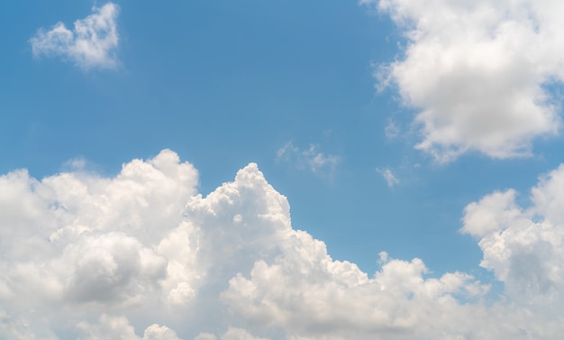 Nubes blancas y esponjosas en el cielo azul, tacto suave, como algodón, nubes blancas