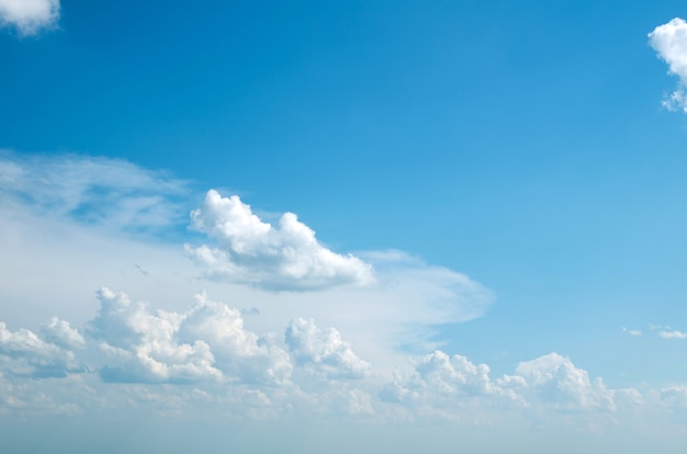 Nubes blancas y esponjosas en el cielo azul