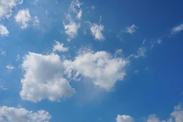 Nubes blancas y esponjosas en el cielo Cielo azul y cubierta de nubes en un soleado día de verano Espacio de copia de fondo vacío