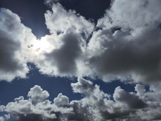 Nubes blancas y esponjosas en el fondo del cielo Nubes Cumulus