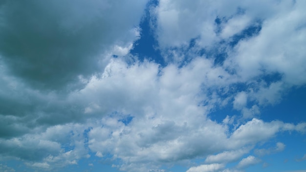 Nubes blancas y esponjosas nubes cumulus paisaje de nubes nubes blancas e esponjosas flotan lentamente a través del azul