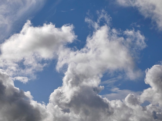 Nubes blancas y esponjosas sobre el fondo del cielo azul hermosa foto del cielo