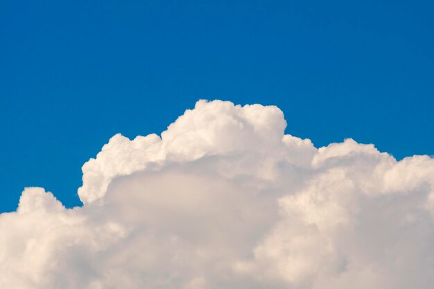 Nubes blancas esponjosas sobre un fondo de cielo azul