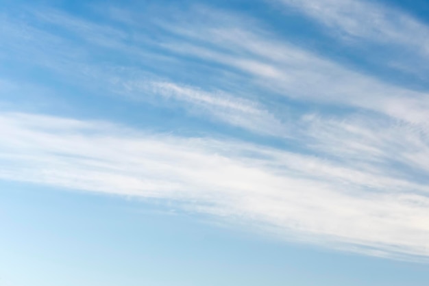 Nubes blancas esponjosas sobre un fondo de cielo azul