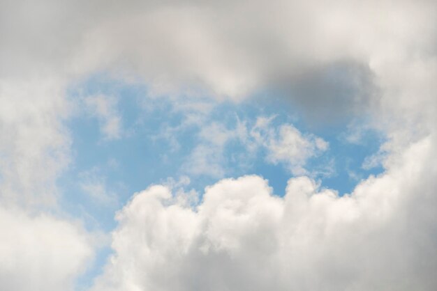 Nubes blancas esponjosas sobre un fondo de cielo azul