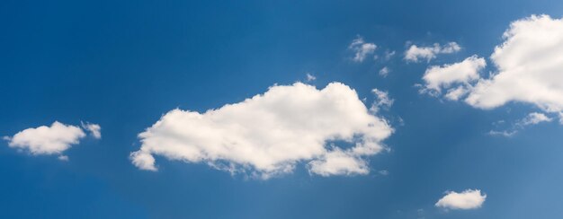 Nubes blancas exitosas en un cielo azul