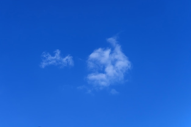 Nubes blancas en el fondo de cielo azul de nubes blancas en el cielo