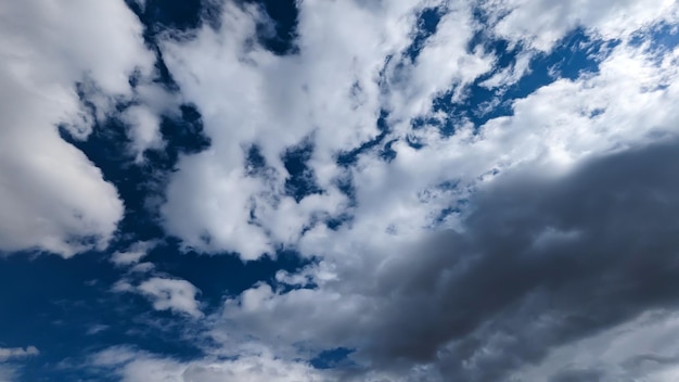 nubes blancas con fondo de cielo azul