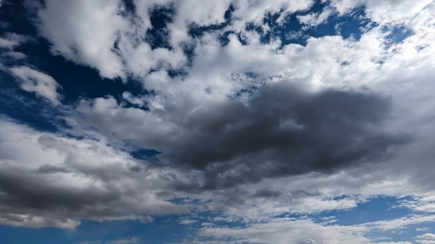 nubes blancas con fondo de cielo azul