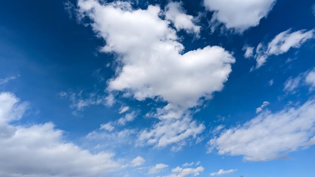 nubes blancas con fondo de cielo azul