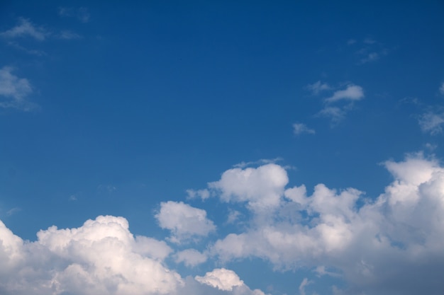 Foto nubes blancas con fondo de cielo azul