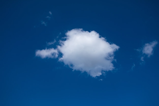 Nubes blancas con fondo de cielo azul