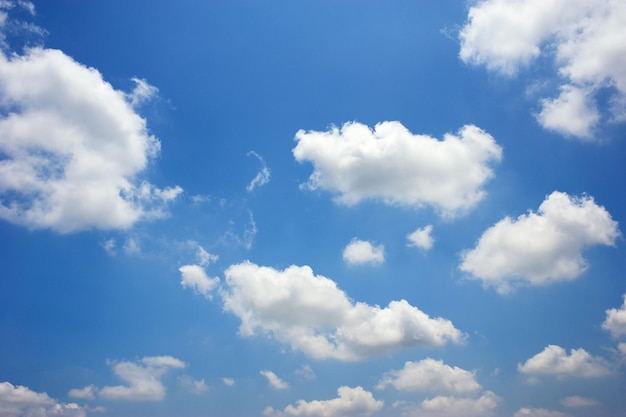 Nubes blancas y fondo de cielo azul