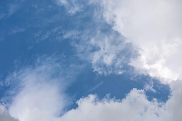 Nubes blancas y fondo de cielo azul