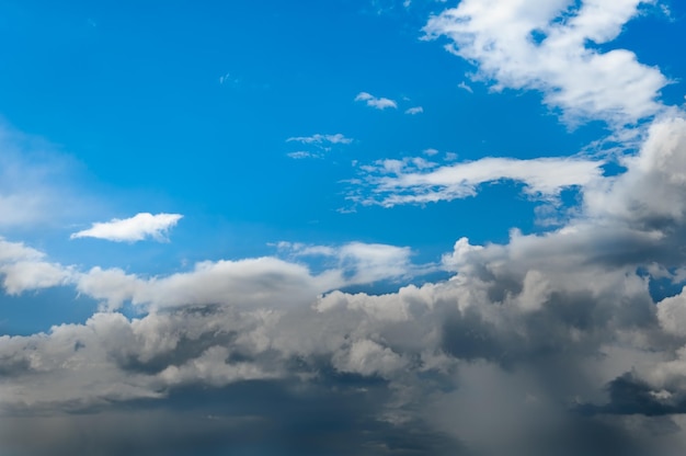 Nubes blancas grises Nubes de nubes tormentosas en un cielo azul Día de verano Hermoso fondo de naturaleza