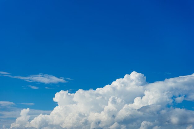 Nubes blancas hermosas con el fondo del cielo azul.