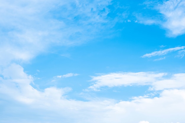 Foto nubes blancas en el hermoso cielo azul.