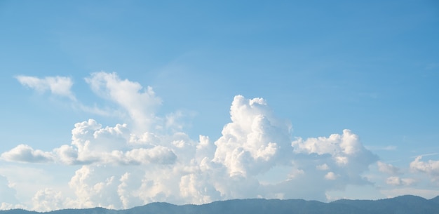 Nubes blancas en las montañas