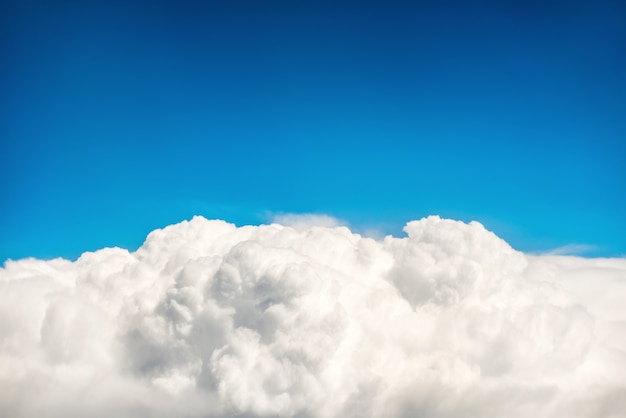 Nubes blancas mullidas y cielo azul. Fondo natural