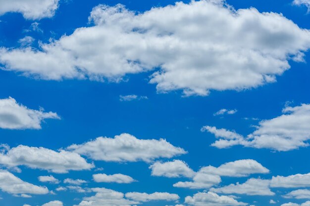 Nubes blancas mullidas en el cielo azul profundo