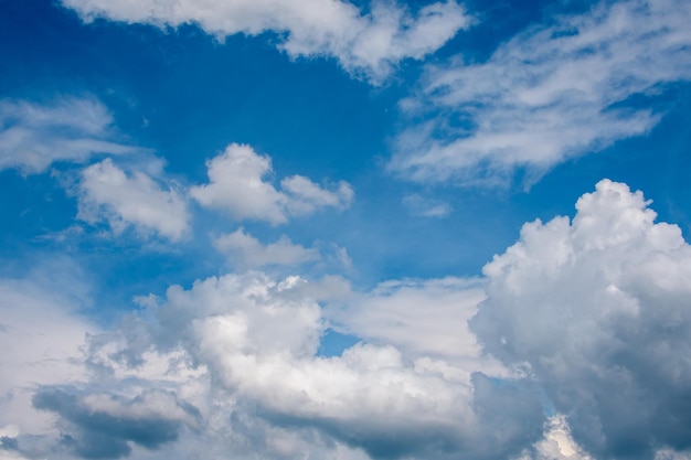 Nubes blancas mullidas en el cielo azul en verano