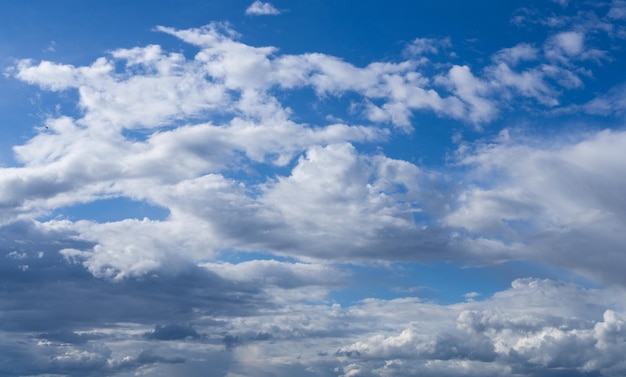 Nubes blancas mullidas en el cielo azul en verano