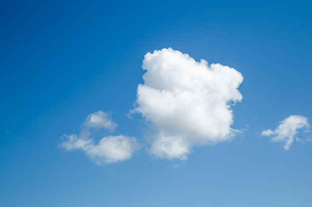 Nubes blancas mullidas en el cielo azul