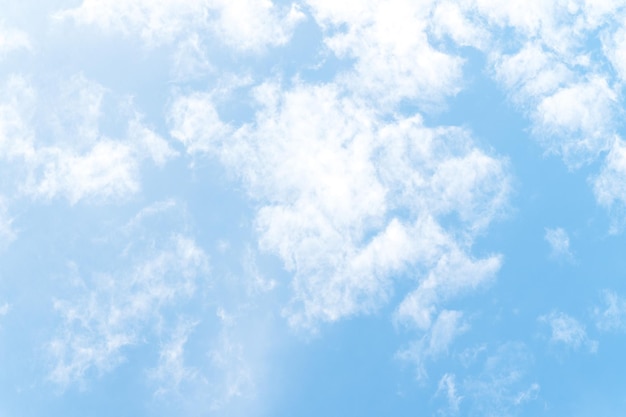 nubes blancas mullidas en cielo azul