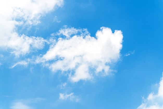 nubes blancas mullidas en cielo azul