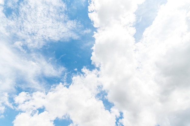 nubes blancas mullidas en cielo azul