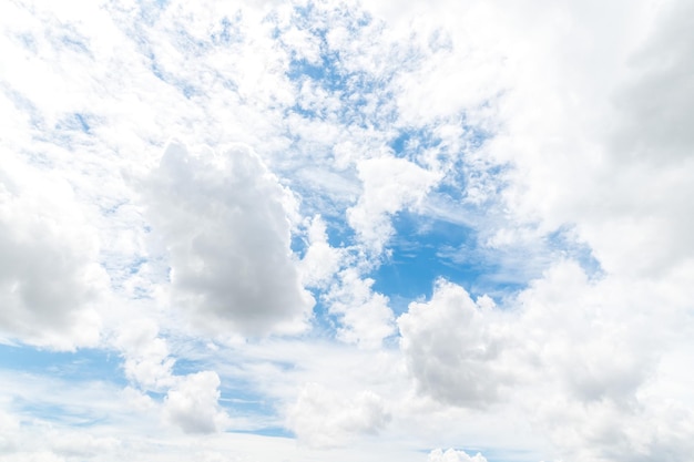 nubes blancas mullidas en cielo azul