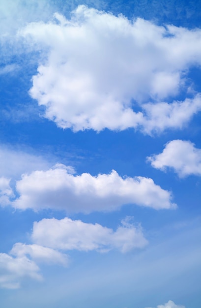 Foto nubes blancas mullidas flotando sobre un cielo azul vibrante
