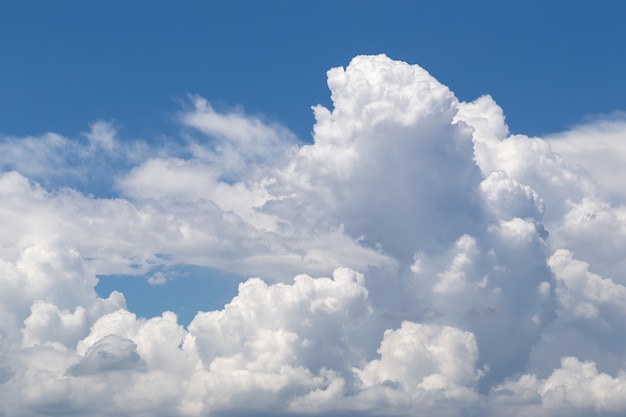 Nubes blancas mullidas en el fondo del cielo azul