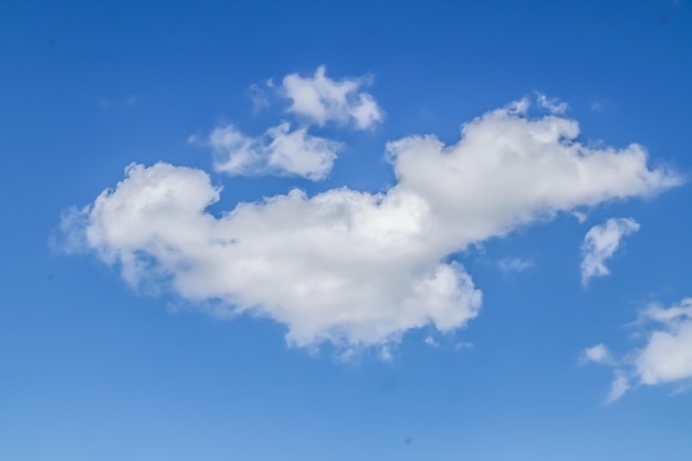 Nubes blancas en la naturaleza en el cielo.