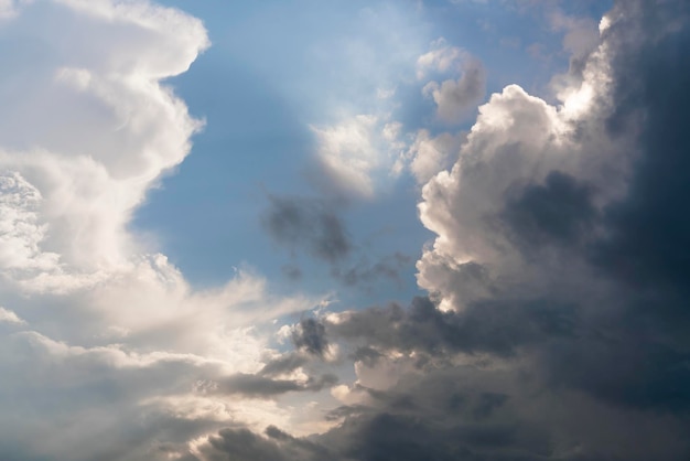 Nubes blancas y negras en el cielo azul