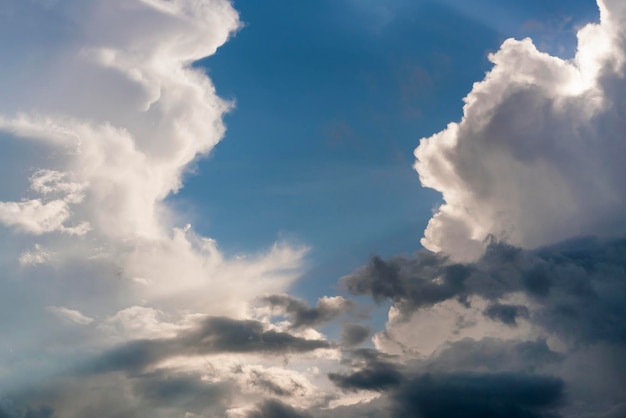 Nubes blancas y negras en el cielo azul