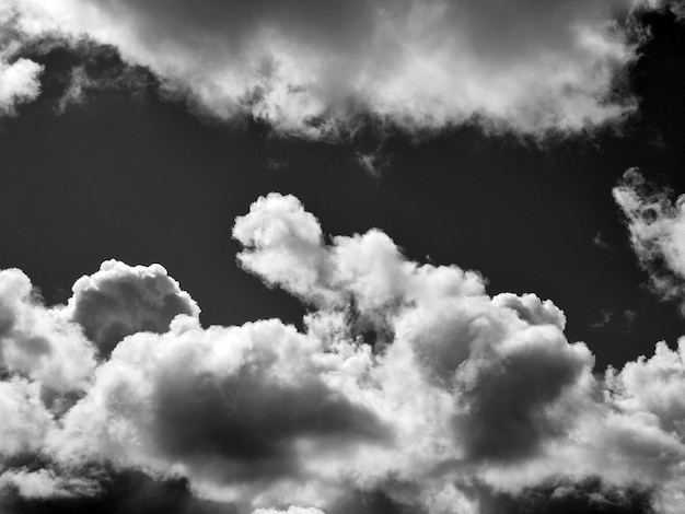 Nubes blancas y negras en el fondo del cielo